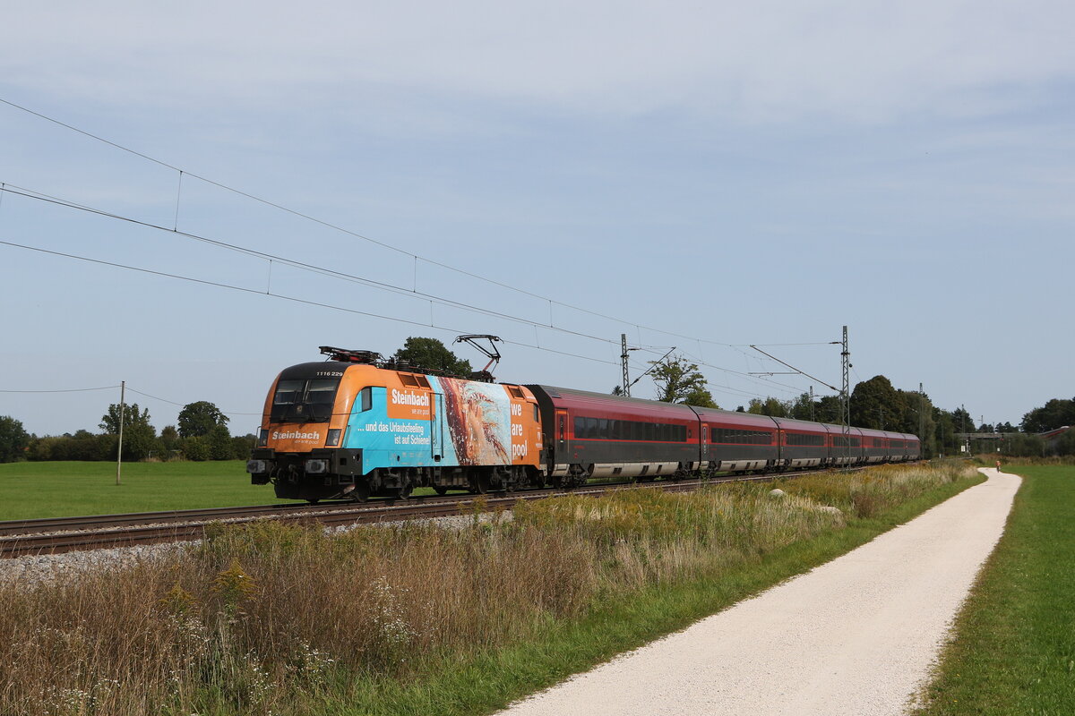 1116 229  Steinbach  aus Salzburg kommend am 26. September 2021 bei bersee am Chiemsee.