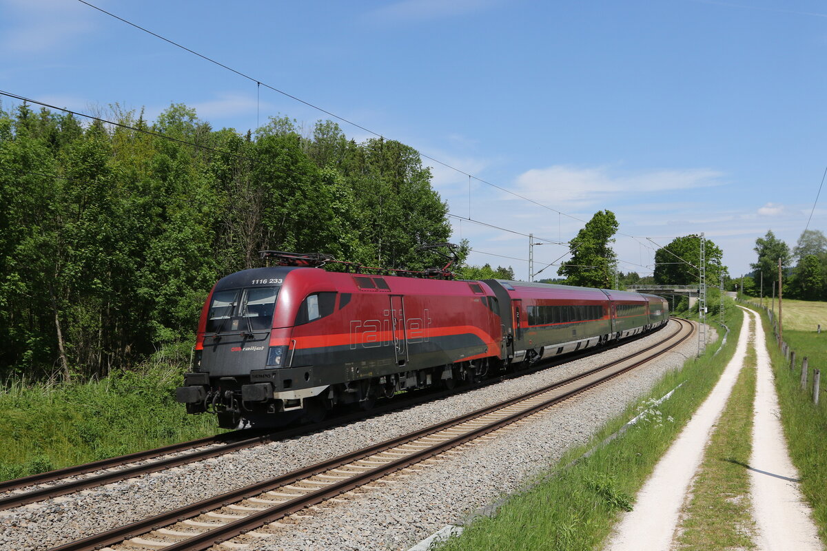 1116 233 aus Salzburg kommend am 2. Juni 2021 bei Grabensttt im Chiemgau.