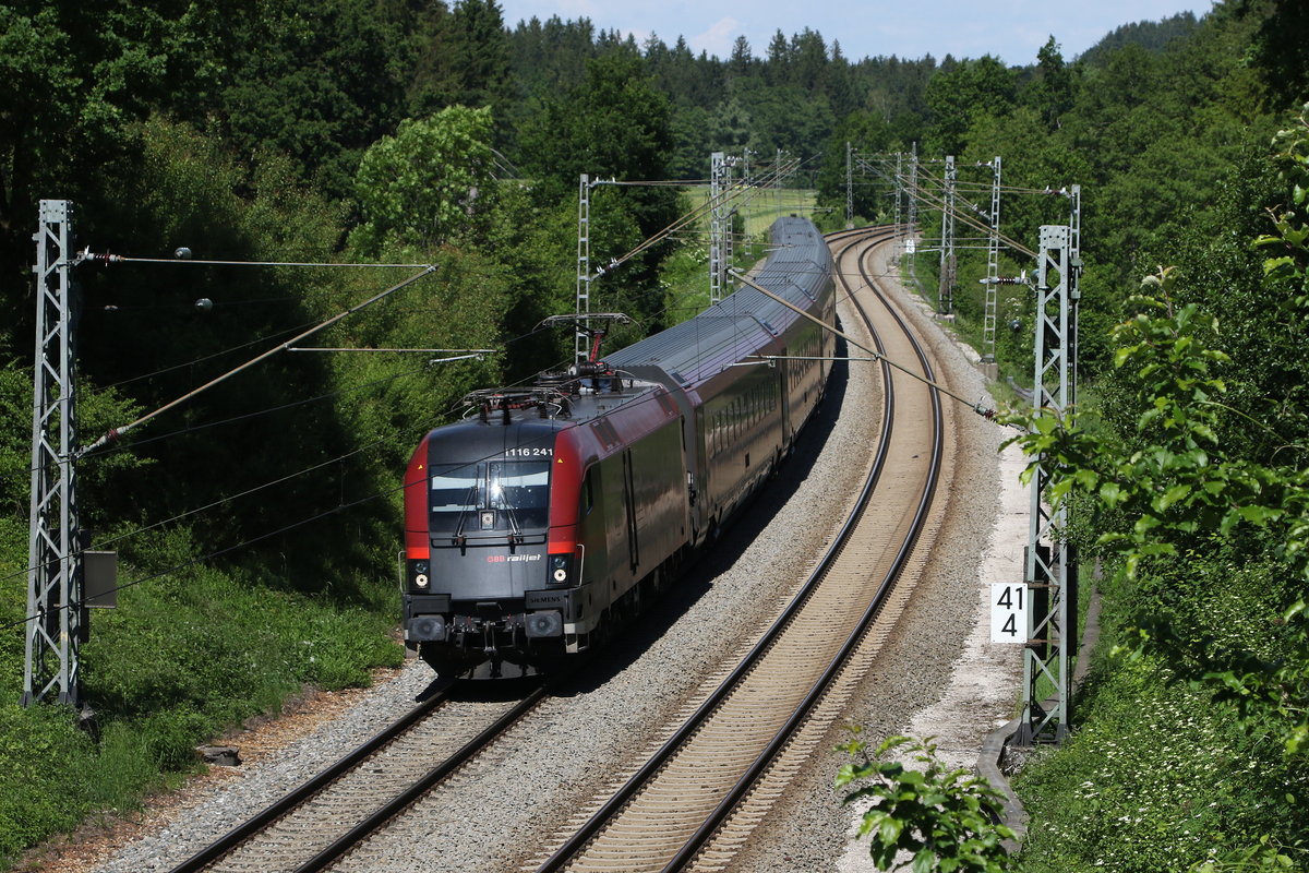 1116 241 aus Salzburg kommend am 2. Juni 2020 bei Grabensttt.