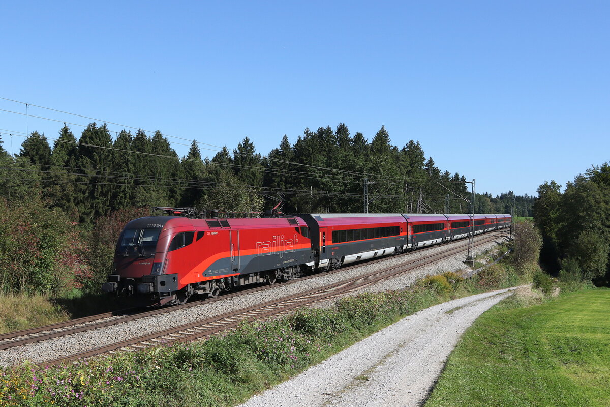 1116 241 aus Salzburg kommend am 25. September 2021 bei Grabensttt im Chiemgau.