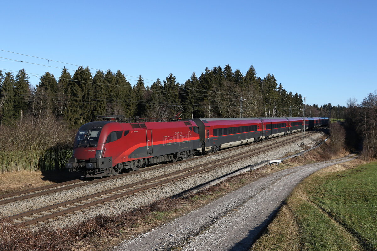 1116 243 aus Salzburg kommend am 31. Dezember 2021 bei Grabensttt im Chiemgau.
