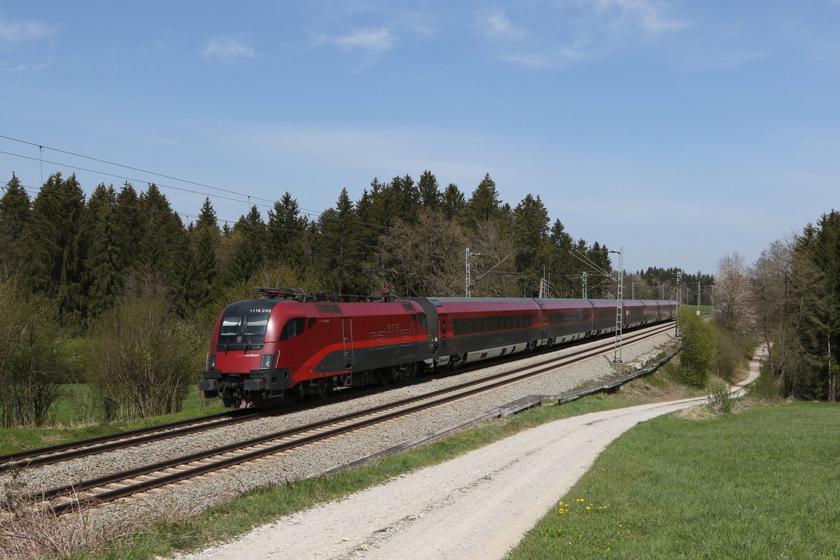 1116 248 aus Salzburg kommend am 28. April 2021 bei Grabensttt im Chiemgau.