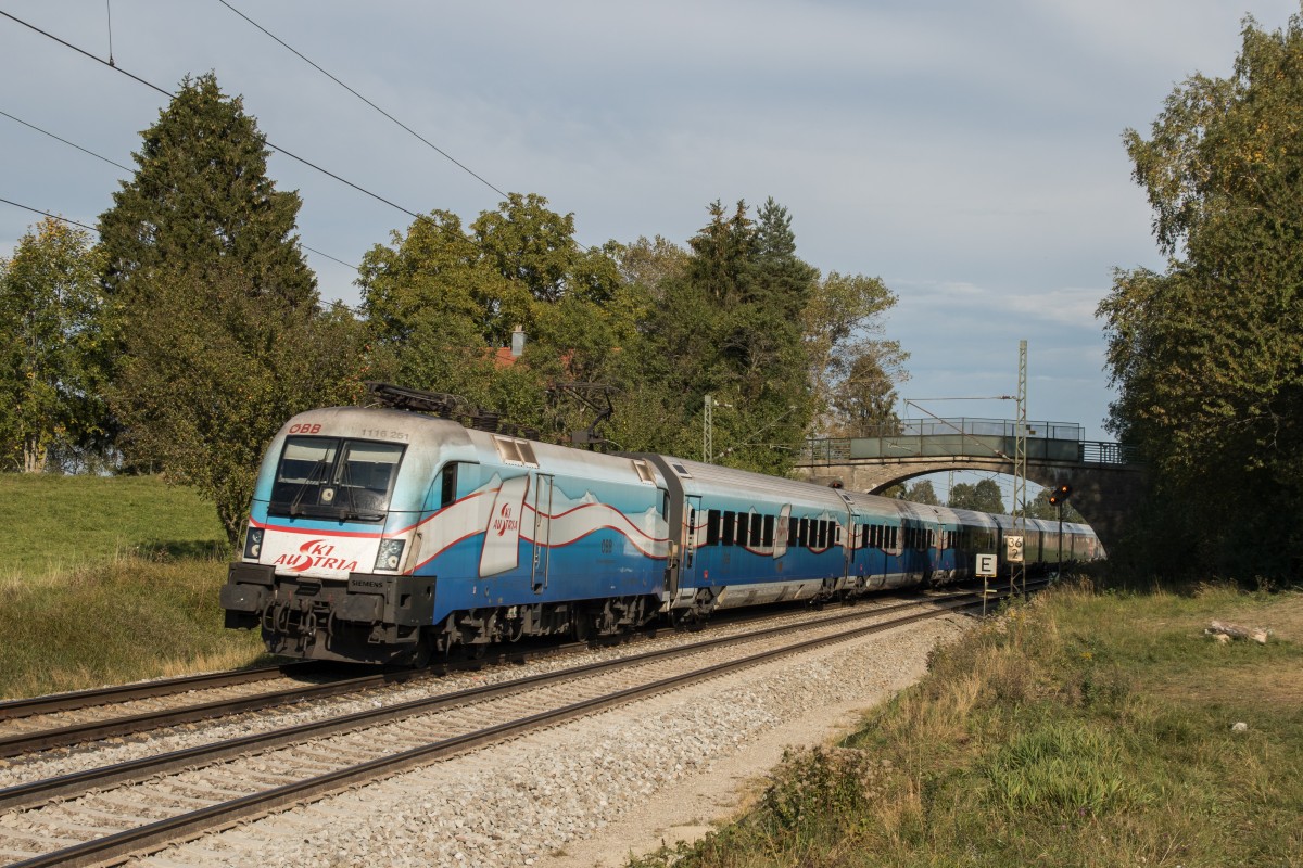 1116 251 mit dem  Ski Austria Railjet  am 3. Oktober 2015 aus Salzburg kommend bei bersee am Chiemsee.