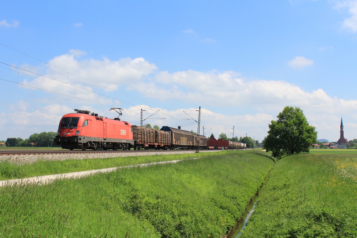 1116 281-7 am 18. Mai 2013 mit einem gemischten Gterzug aus Salzburg kommend bei bersee am Chiemsee.