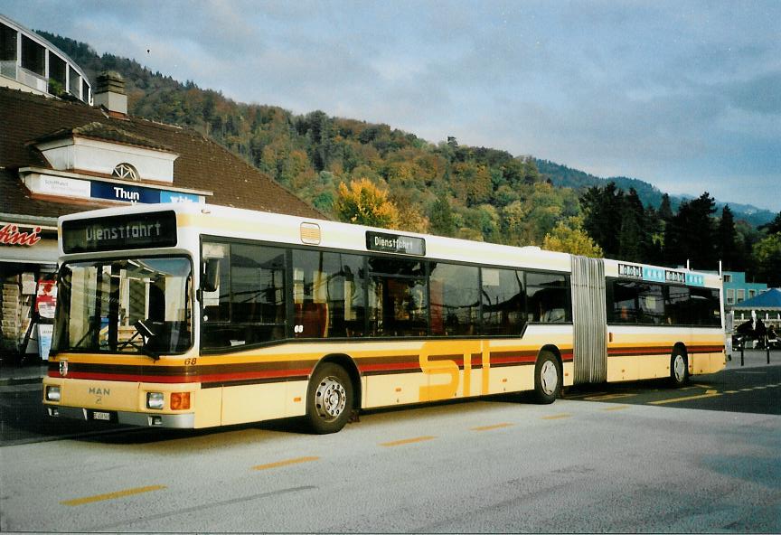 (111'635) - STI Thun - Nr. 68/BE 458'568 - MAN am 18. Oktober 2008 beim Bahnhof Thun