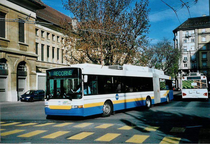 (112'023) - TC La Chaux-de-Fonds - Nr. 121 - NAW/Hess Gelenktrolleybus am 10. November 2008 beim Bahnhof La Chaux-de-Fonds