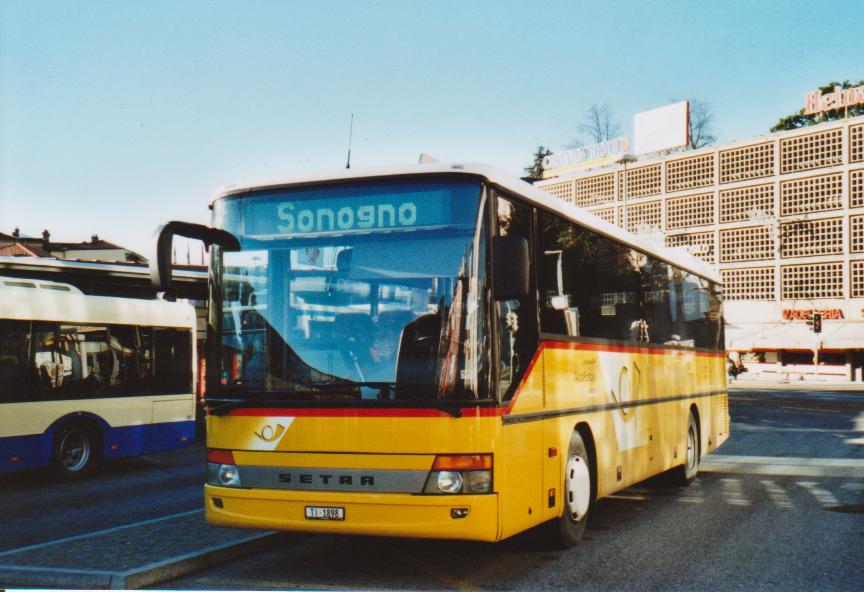 (112'410) - Chiesa, Riazzino - TI 1898 - Setra am 8. Dezember 2008 beim Bahnhof Locarno