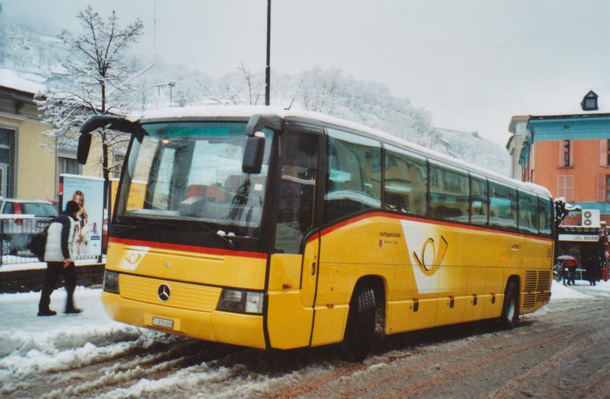 (112'715) - AutoPostale Ticino - TI 215'026 - Mercedes (ex P 25'230) am 10. Dezember 2008 beim Bahnhof Bellinzona