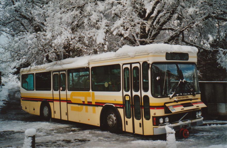 (112'812) - Kirchgemeinde, Steffisburg - Volvo/FHS (ex STI Thun Nr. 6; ex TSG Blumenstein Nr. 6) am 12. Dezember 2008 in Steffisburg, Kirche