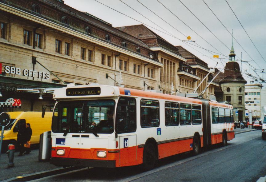 (113'031) - TL Lausanne - Nr. 885 - Saurer/Hess Gelenktrolleybus (ex TPG Genve Nr. 654) am 22. Dezember 2008 beim Bahnhof Lausanne