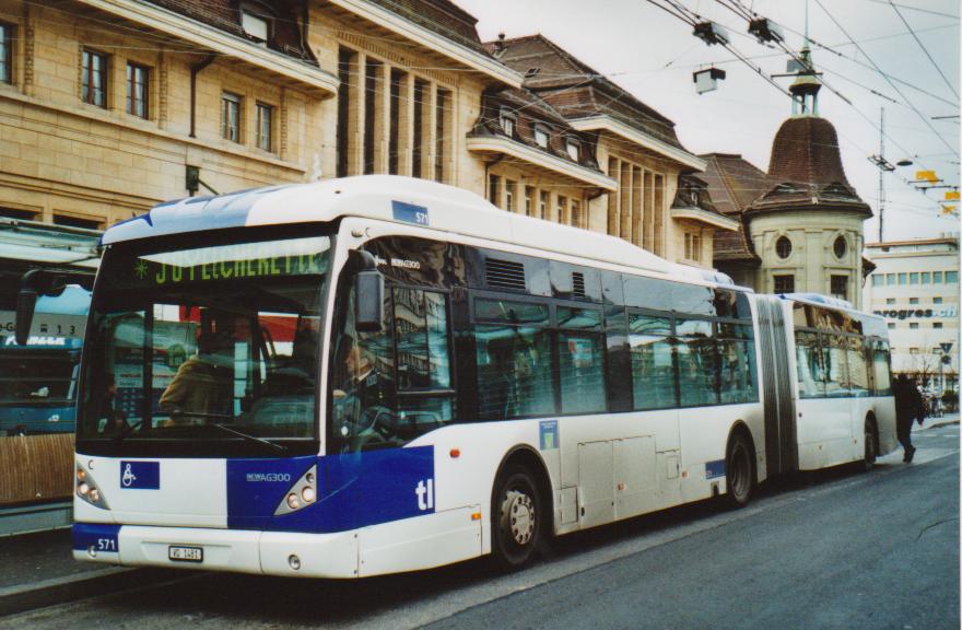 (113'036) - TL Lausanne - Nr. 571/VD 1481 - Van Hool am 22. Dezember 2008 beim Bahnhof Lausanne