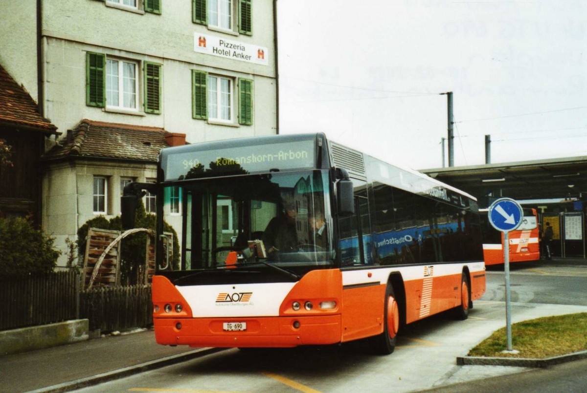 (114'008) - AOT Amriswil - Nr. 1/TG 690 - Neoplan (ex Vorfhrfahrzeug) am 17. Januar 2009 beim Bahnhof Romanshorn