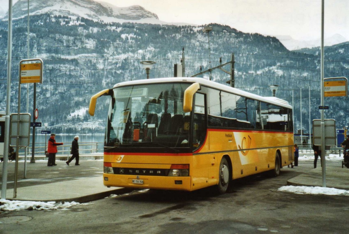 (114'410) - Flck, Brienz - Nr. 8/BE 156'358 - Setra am 16. Februar 2009 beim Bahnhof Brienz