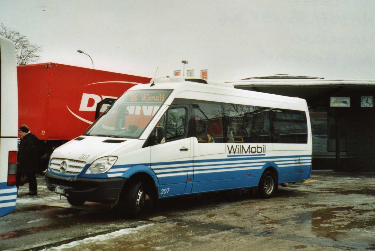 (114'515) - WilMobil, Wil - Nr. 207/SG 157'346 - Mercedes am 18. Februar 2009 beim Bahnhof Wil