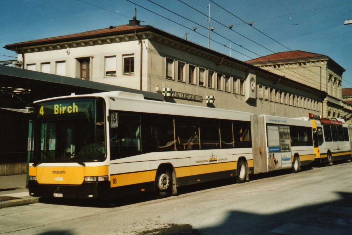 (114'520) - VBSH Schaffhausen - Nr. 18/SH 38'018 - Volvo/Hess am 18. Februar 2009 beim Bahnhof Schaffhausen