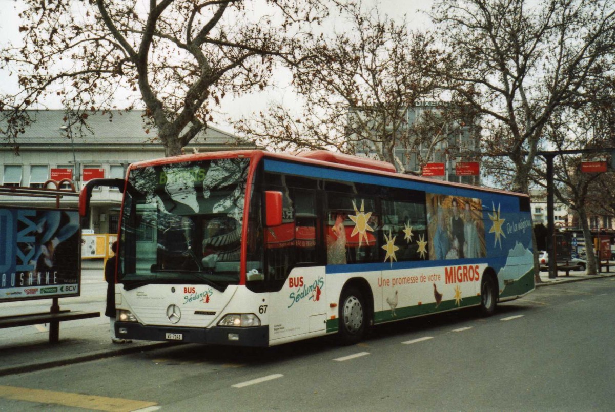 (114'634) - Lathion, Sion - Nr. 67/VS 7141 - Mercedes am 1. Mrz 2009 beim Bahnhof Sion