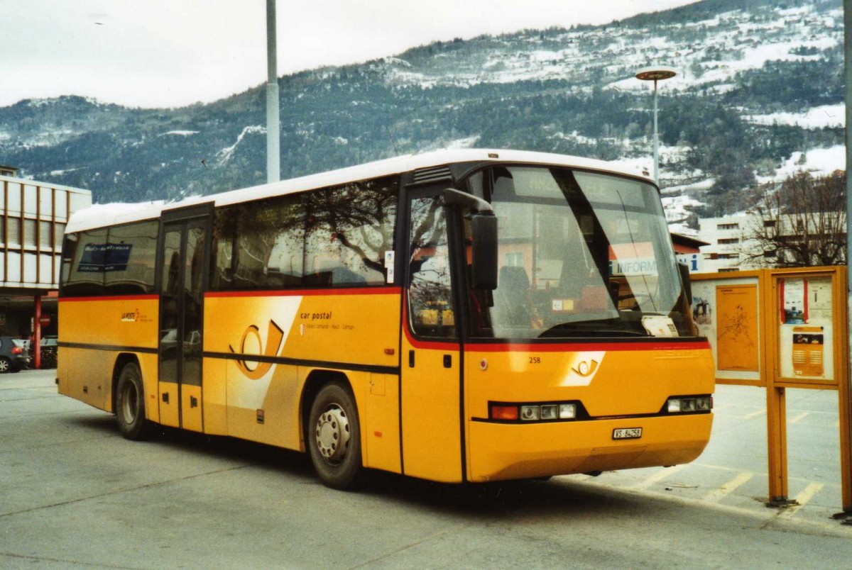 (114'702) - Rey, Ayent - Nr. 258/VS 84'258 - Neoplan am 1. Mrz 2009 beim Bahnhof Sion