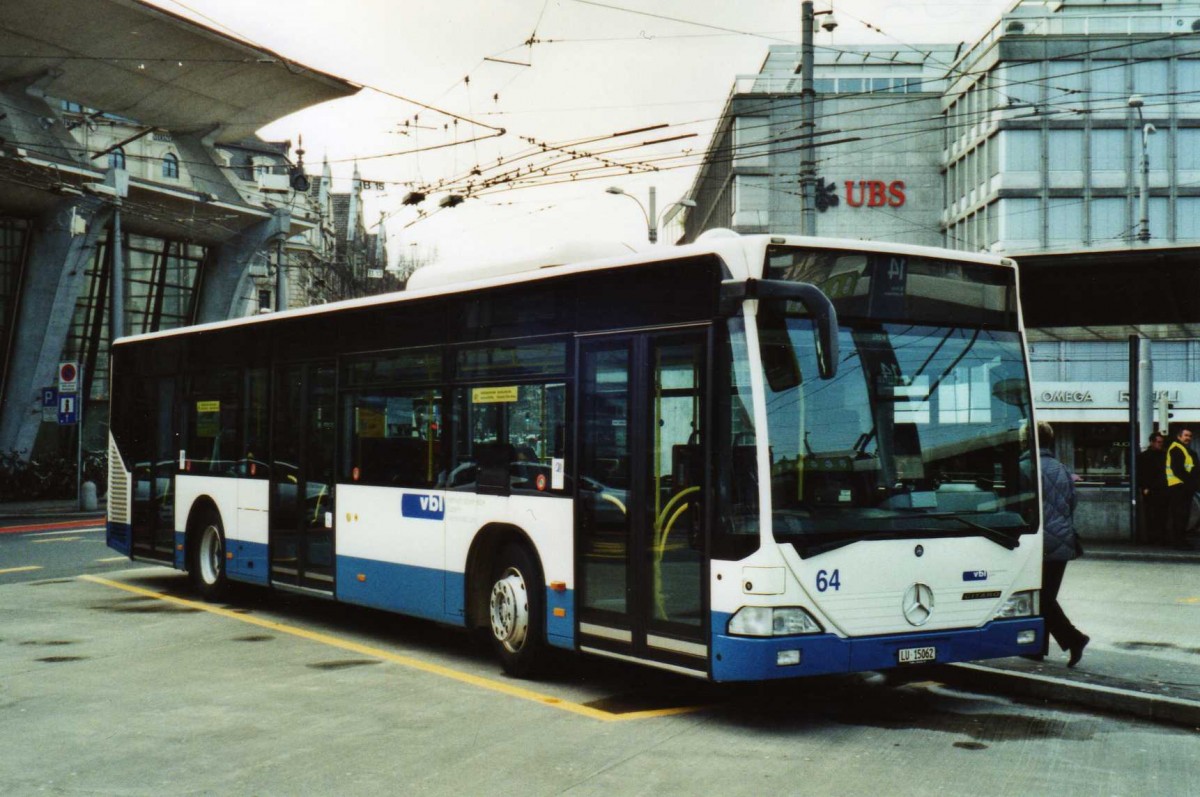 (114'718) - VBL Luzern - Nr. 64/LU 15'062 - Mercedes am 7. Mrz 2009 beim Bahnhof Luzern