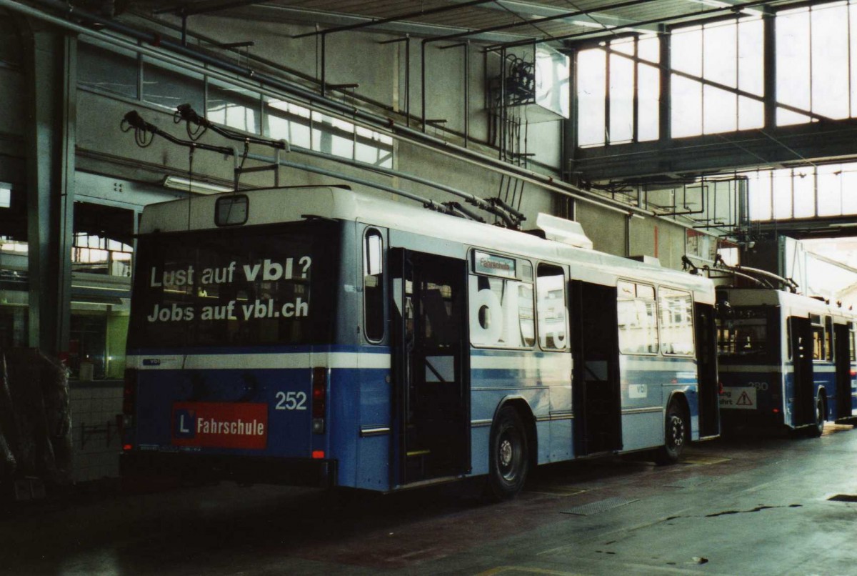 (114'734) - VBL Luzern - Nr. 252 - NAW/R&J-Hess Trolleybus am 7. Mrz 2009 in Luzern, Depot