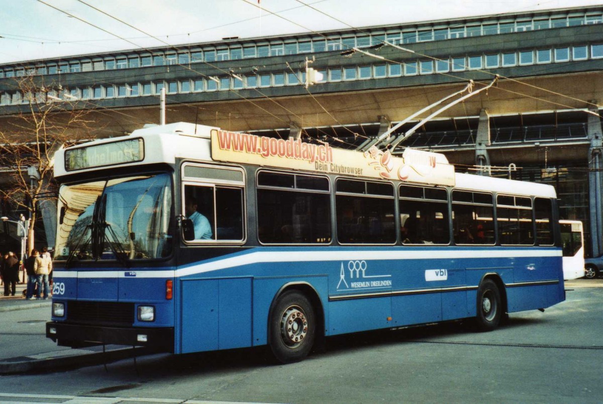 (114'803) - VBL Luzern - Nr. 259 - NAW/R&J-Hess Trolleybus am 7. Mrz 2009 beim Bahnhof Luzern