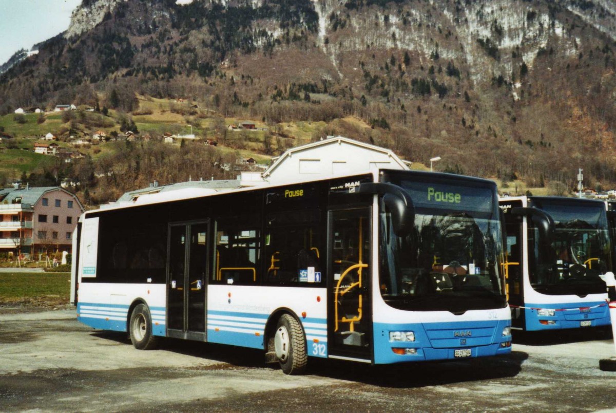 (115'120) - BSW Sargans - Nr. 312/SG 297'504 - MAN/Gppel am 14. Mrz 2009 beim Bahnhof Sargans