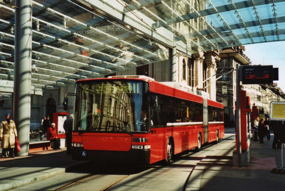 (115'131) - Bernmobil, Bern - Nr. 11 - NAW/Hess Gelenktrolleybus am 16. Mrz 2009 beim Bahnhof Bern