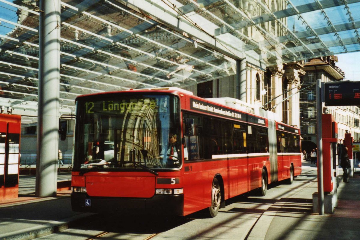 (115'205) - Bernmobil, Bern - Nr. 5 - NAW/Hess Gelenktrolleybus am 16. Mrz 2009 beim Bahnhof Bern