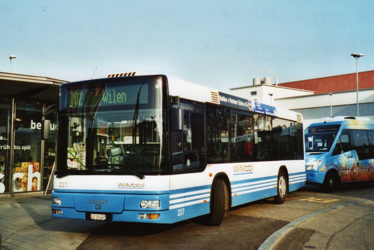 (115'333) - WilMobil, Wil - Nr. 227/SG 191'427 - MAN (ex Wick, Wil Nr. 7) am 18. Mrz 2009 beim Bahnhof Wil