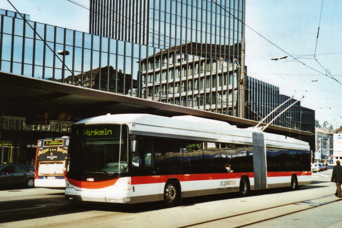 (115'428) - St. Gallerbus, St. Gallen - Nr. 186 - Hess/Hess Gelenktrolleybus am 18. Mrz 2009 beim Bahnhof St. Gallen