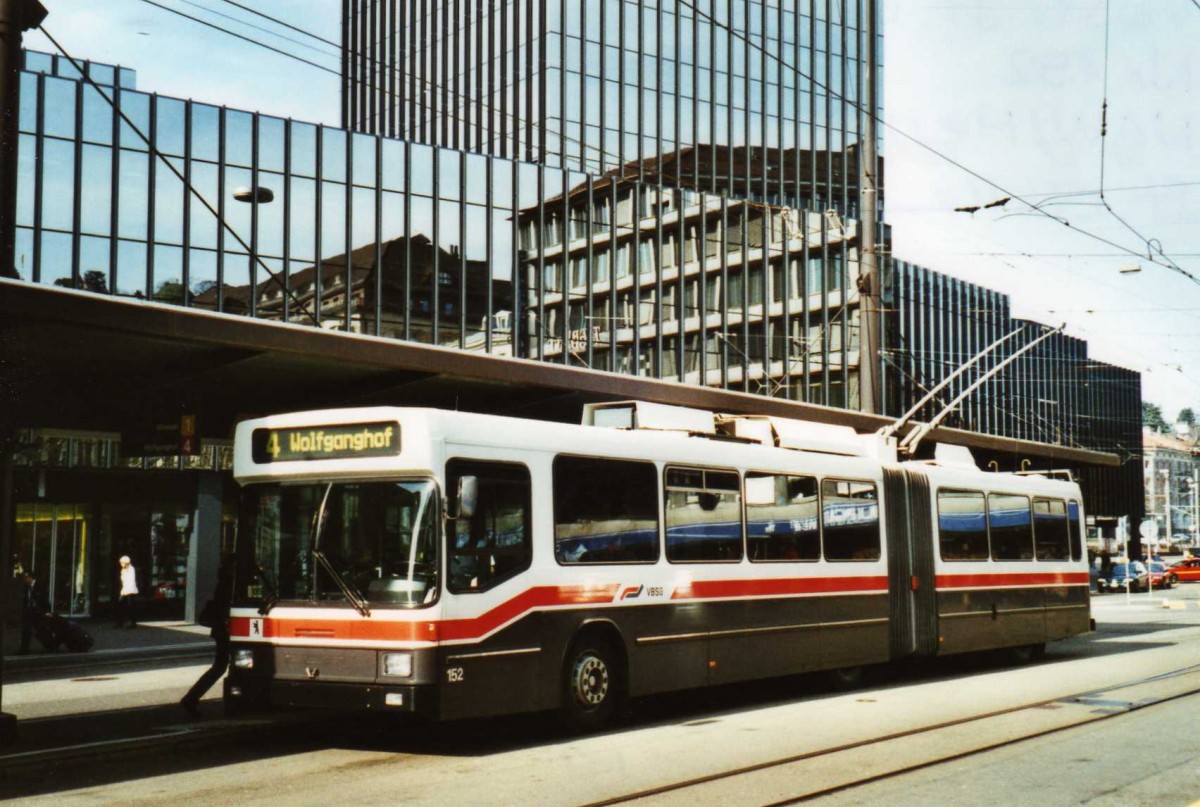 (115'431) - VBSG St. Gallen - Nr. 152 - NAW/Hess Gelenktrolleybus am 18. Mrz 2009 beim Bahnhof St. Gallen