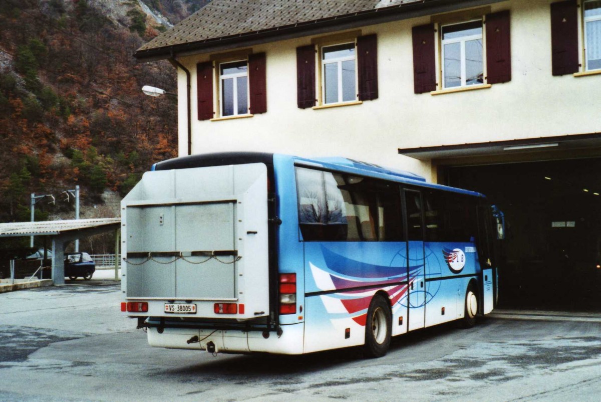 (115'527) - LLB Susten - Nr. 5/VS 38'005 - Neoplan am 30. Mrz 2009 in Leuk, Garage