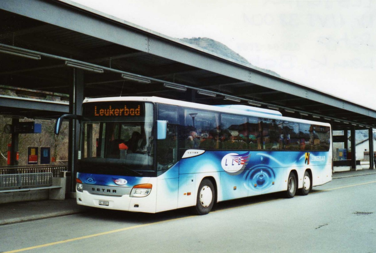 (115'528) - LLB Susten - Nr. 1/VS 38'001 - Setra am 30. Mrz 2009 beim Bahnhof Leuk