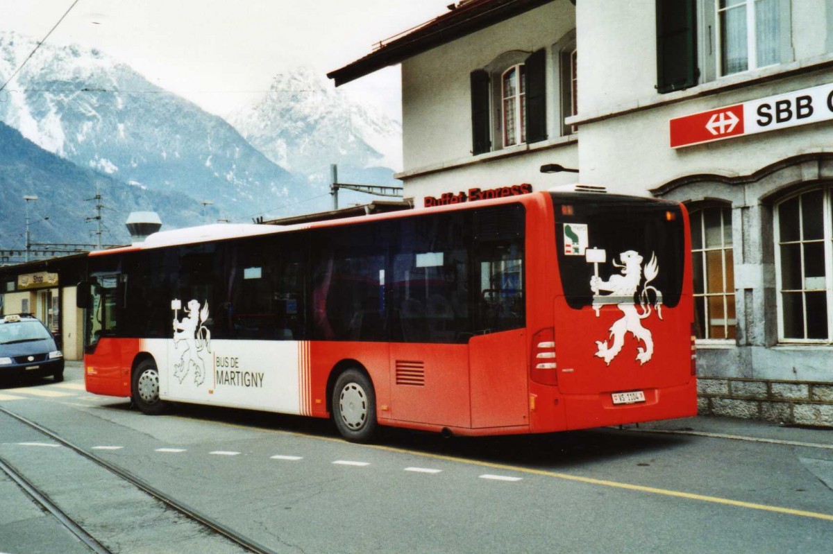 (115'618) - TMR Martigny - VS 1104 - Mercedes am 30. Mrz 2009 beim Bahnhof Martigny