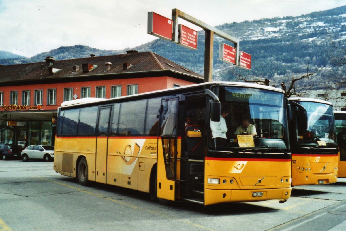 (115'631) - PostAuto Wallis - Nr. 1/VS 243'988 - Volvo (ex P 25'114) am 30. Mai 2009 beim Bahnhof Sion