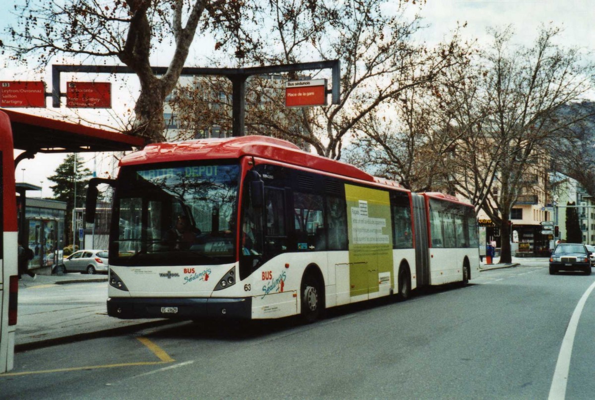 (115'635) - Lathion, Sion - Nr. 63/VS 49'629 - Van Hool am 30. Mrz 2009 beim Bahnhof Sion