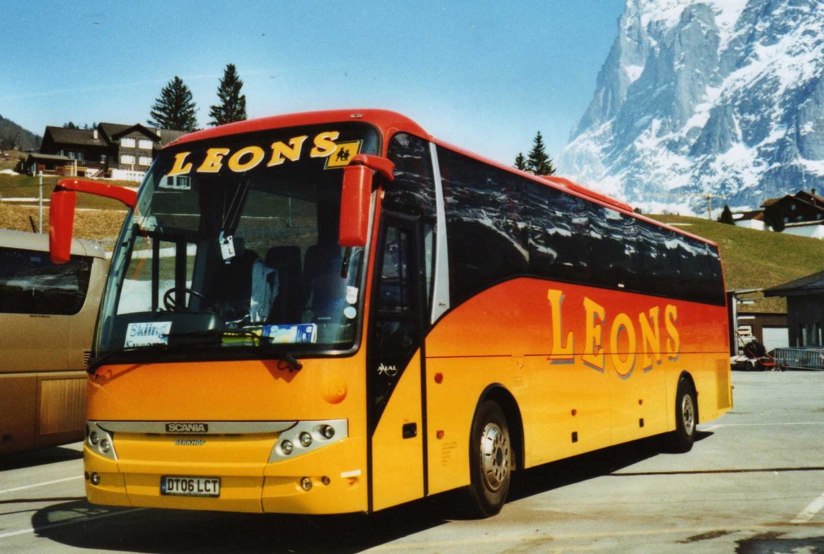 (115'736) - Aus England: Leons - Nr. 163/DT06 LCT - Scania/Berkhof am 5. April 2009 in Grindelwald, Grund