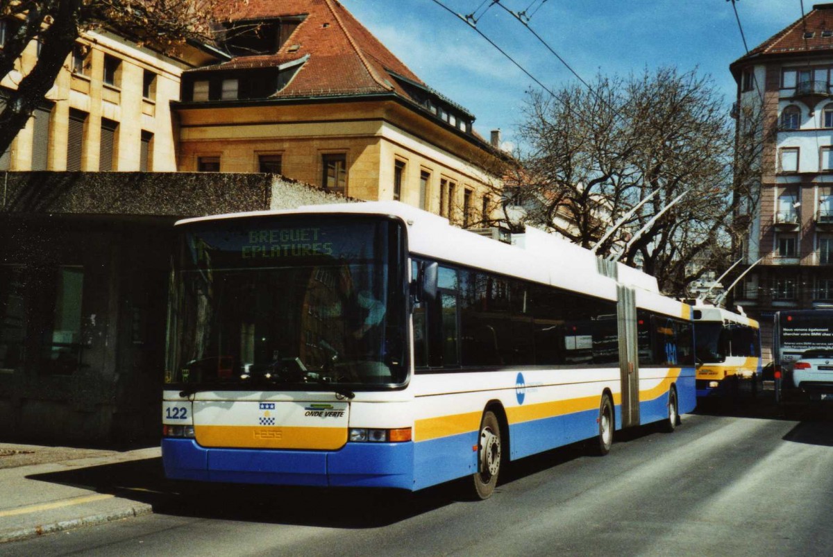 (115'828) - TC La Chaux-de-Fonds - Nr. 122 - NAW/Hess Gelenktrolleybus am 11. April 2009 beim Bahnhof La Chaux-de-Fonds