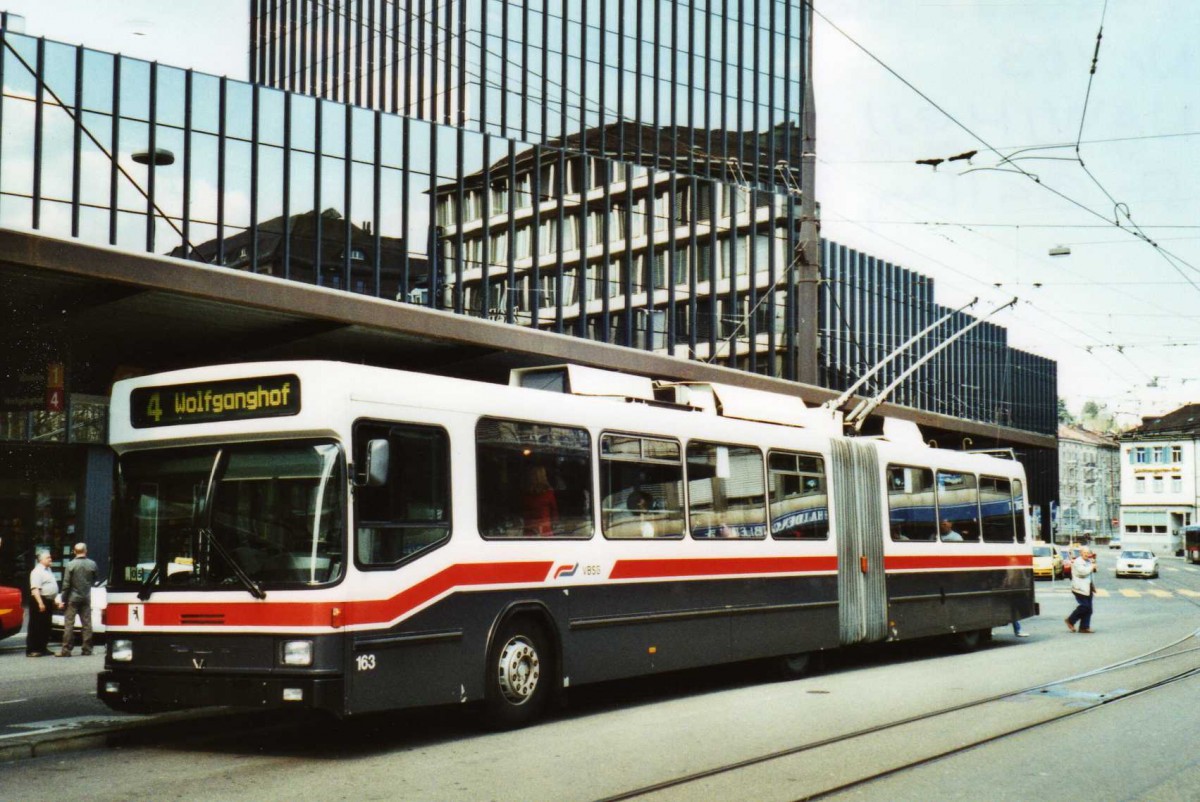 (116'003) - VBSG St. Gallen - Nr. 163 - NAW/Hess Gelenktrolleybus am 22. April 2009 beim Bahnhof St. Gallen