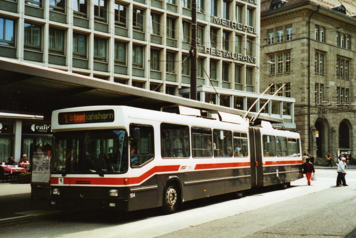 (116'023) - VBSG St. Gallen - Nr. 154 - NAW/Hess Gelenktrolleybus am 22. April 2009 beim Bahnhof St. Gallen