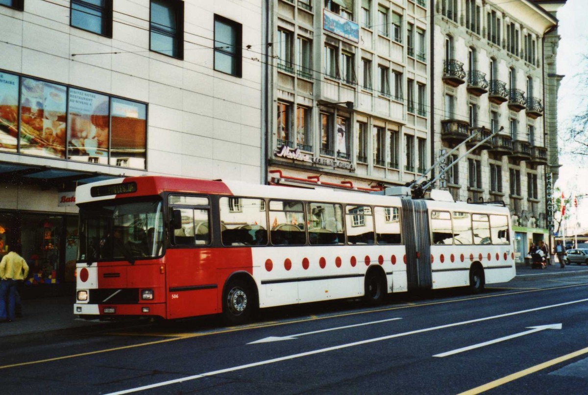 (116'110) - TPF Fribourg - Nr. 506/FR 300'410 - Volvo/Hess Gelenkduobus (ex TF Fribourg Nr. 106) am 25. April 2009 beim Bahnhof Fribourg