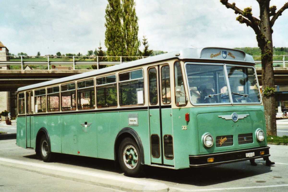 (116'204) - Oldtimer Club 33, Tafers - Nr. 33/FR 300'450 - Saurer/Hess (ex GFM Fribourg Nr. 33) am 25. April 2009 beim Bahnhof Moudon