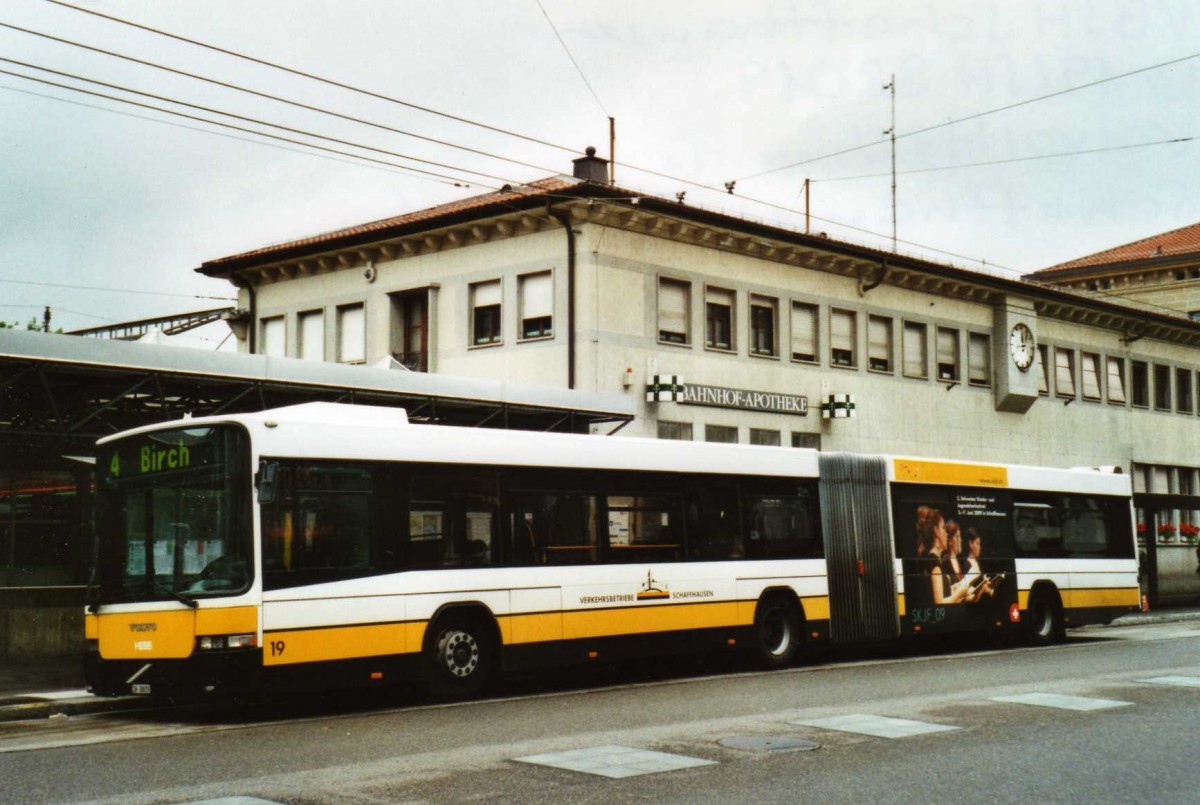 (117'221) - VBSH Schaffhausen - Nr. 19/SH 38'019 - Volvo/Hess am 6. Juni 2009 beim Bahnhof Schaffhausen