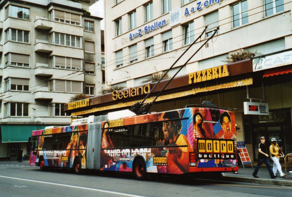 (117'517) - VB Biel - Nr. 90 - NAW/Hess Gelenktrolleybus am 8. Juni 2009 beim Bahnhof Biel