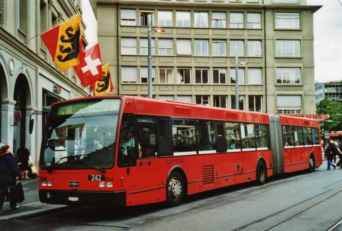 (117'519) - Bernmobil, Bern - Nr. 242/BE 518'242 - Van Hool am 8. Juni 2009 beim Bahnhof Bern