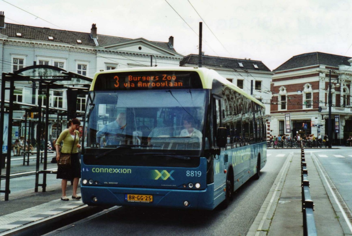 (118'133) - Connexxion - Nr. 8819/BR-GG-25 - VDL Berkhof am 5. Juli 2009 beim Bahnhof Arnhem