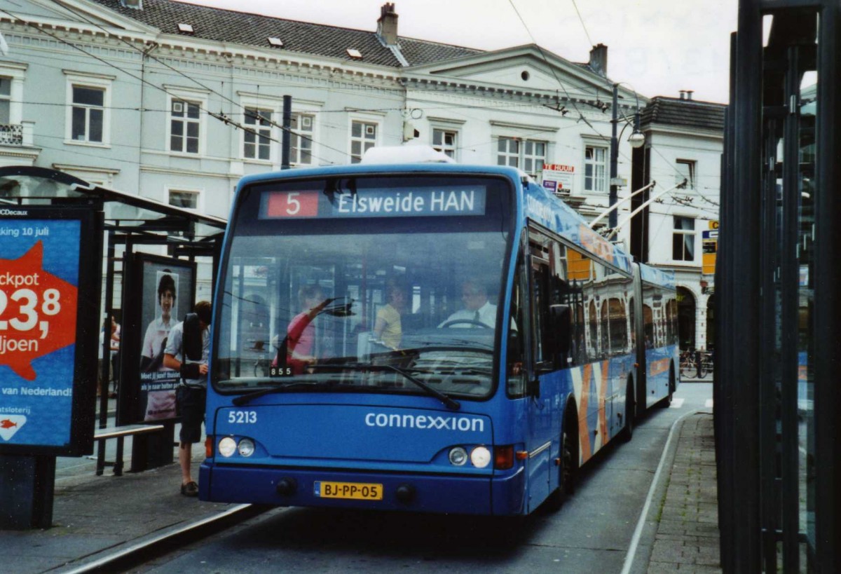 (118'136) - Connexxion - Nr. 5213/BJ-PP-05 - Berkhof Gelenktrolleybus am 5. Juli 2009 beim Bahnhof Arnhem