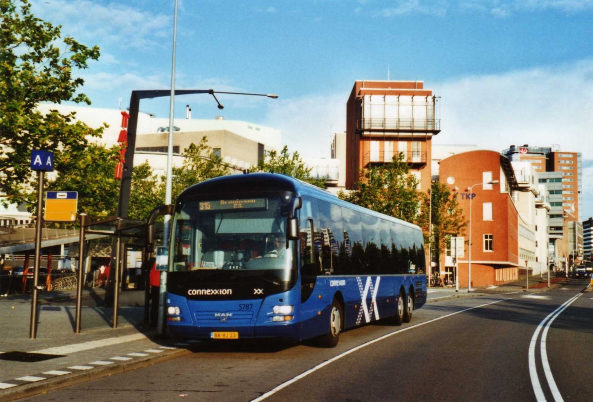 (118'409) - Connexxion - Nr. 5787/BR-HJ-22 - MAN am 7. Juli 2009 beim Bahnhof Groningen