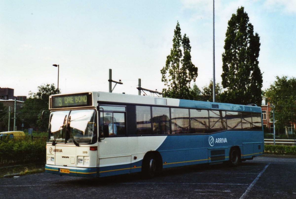 (118'416) - ARRIVA - Nr. 5919/BL-SH-08 - Volvo am 7. Juli 2009 beim Bahnhof Groningen