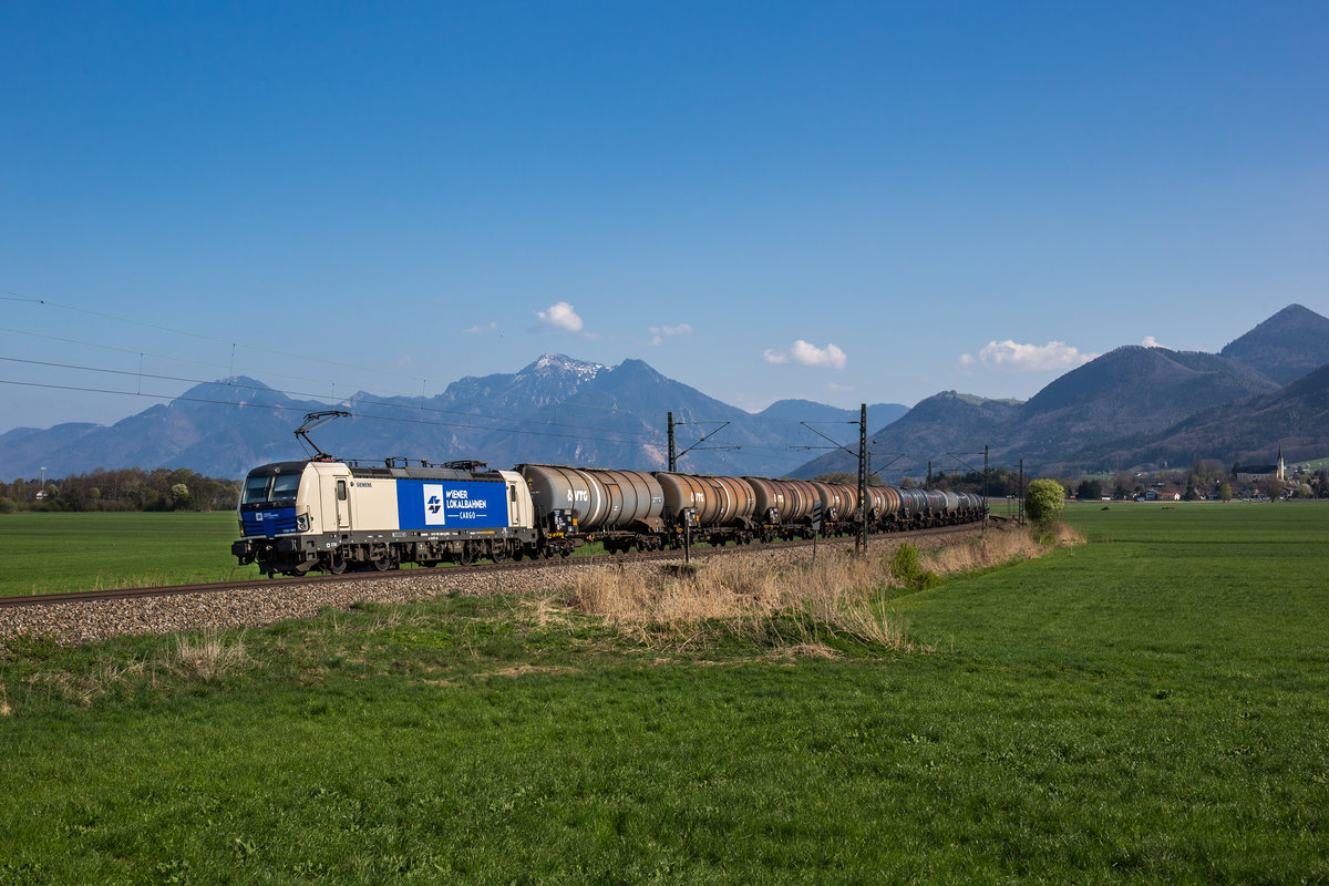 1193 980 der  Wiener Lokalbahn  mit einem Kesselwagenzug aus Freilassing kommend. Aufgenommen am 9. April 2017 bei Bernau am Chiemsee.