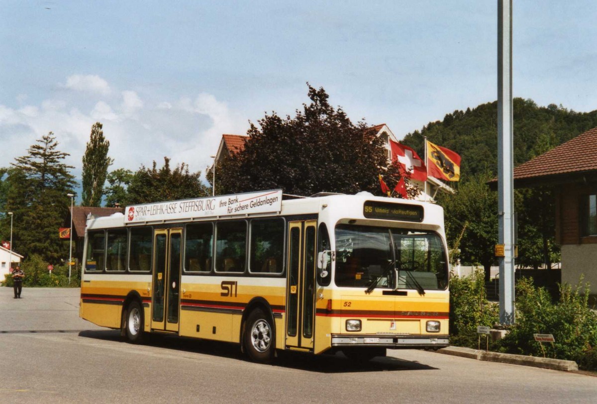 (119'615) - STI Thun - Nr. 52/BE 396'552 - Saurer/R&J am 9. August 2009 beim Bahnhof Wimmis